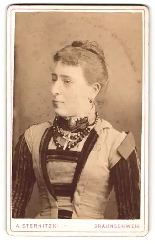 Fotografie A. Sternitzki, Braunschweig, Steinweg 10, Portrait junge Dame mit Brosche & Kruzifix