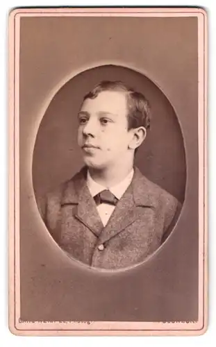 Fotografie Carl Hempel, Pössneck, Portrait Bursche im Anzug