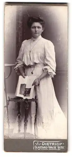 Fotografie Alwin Dietrich, Glauchau, Dame im weissen Kleid mit Katalog