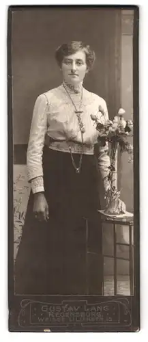 Fotografie Gustav Lang, Regensburg, Weisse Lilienstrasse 13, Hausfrau mit Schmuck trägt helle Bluse