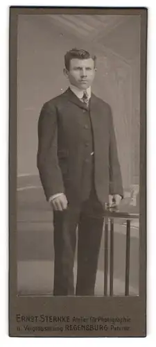 Fotografie Ernst Sternke, Regensburg, junger Mann im eleganten Anzug