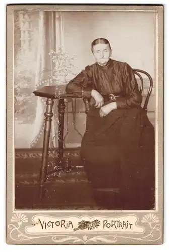 Fotografie Victoria Portrait, Ort unbekannt, betagte Hausfrau im schwarzen Kleid