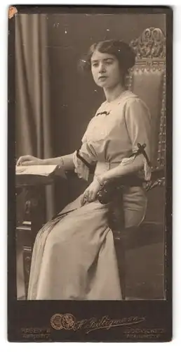 Fotografie H. Billigmann, Hagen i. W., Kampfstr. 12, hübsche brünette Dame mit Schmuck im modischen Kleid