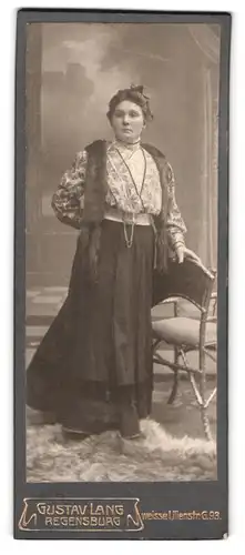 Fotografie Gustav Lang, Regensburg, Weisse Lilienstr. 93, Hausfrau mit Pelzboa & Schmuck