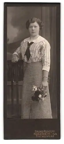 Fotografie Bruno Rudolph, Rosswein i. Sa., Brückenplatz 410, junge Dame mit gestreifter Bluse & Halstuch