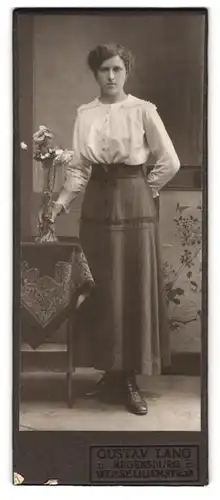 Fotografie Gustav Lang, Regensburg, Weisse Lilienstr. 13, Hausfrau mit heller Bluse nebst Blumenvase