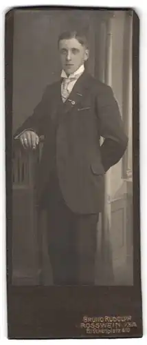 Fotografie Bruno Rudolph, Rosswein i. Sa., Brückenplatz 410, Bursche mit Krawatte im Anzug