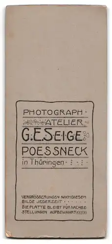Fotografie G.E. Seige, Pössneck, Knabe im Anzug vor Studiokulisse