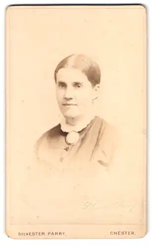 Fotografie Silvester Parry, Chester, Portrait Dame mit Kragenbrosche