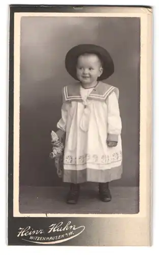 Fotografie Heinrich Huhn, Witzenhausen a. W., Mädchen in Marineuniform mit Puppe & Hut