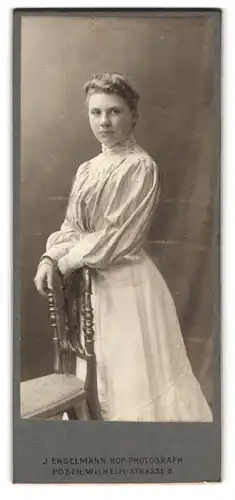 Fotografie J. Engelmann, Posen, Wilhelmstr. 8, hübsches Mädchen mit Armreif trägt helles Kleid