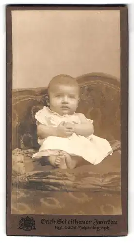 Fotografie Erich Scheithauer, Zwickau, Innere Plauensche Str. 20, Baby im weissen Kleidchen