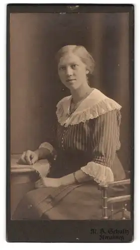 Fotografie M.B. Schultz, Flensburg, junge Dame mit Armreif trägt gestreifte Bluse