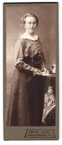 Fotografie Fritz Juhl, Naumburg a. S., Dame mit Zwicker im schlichten Sonntagskleid
