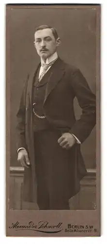 Fotografie Alexander Schmoll, Berlin, Belle-Alliancestr. 91, stattlicher Herr im Anzug mit Krawatte