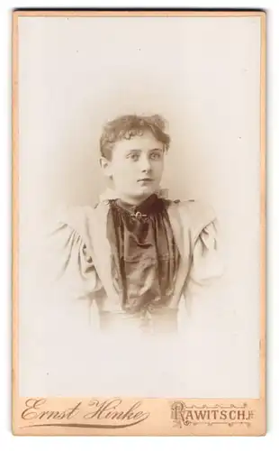 Fotografie Ernst Hinke, Rawitsch, Berlinerstr. 190, Portrait junge Dame trägt Kleid mit Puffärmeln