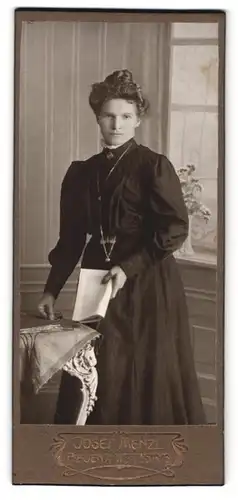 Fotografie Josef Menzl, Plauen i. V., Wettinstr. 13, Hausfrau mit Halskette trägt schwarzes Kleid