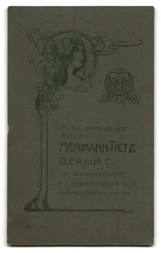 Fotografie Hermann Tietz, Berlin, Alexanderplatz, june Dame mit Blume trägt modisches Kleid