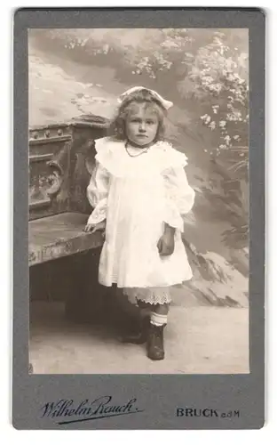 Fotografie Wilhelm Rauch, Bruck a.d.M., Hauptplatz 12, Mädchen im weissen Kleid vor Studiokulisse