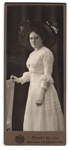 Fotografie Ernst Wilke, Goslar / Harz, Breitestr. 98, junge Dame mit Hut trägt weisses Kleid mit Spitze