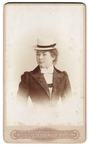 Fotografie A. Jandorf & Co., Berlin, Leipzigerstr. 64, Portrait junge Dame mit Hut modisch gekleidet