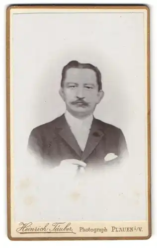 Fotografie Heinrich Täuber, Plauen i. V., oberer Graben 17, Portrait Edelmann mit Schnauzbart