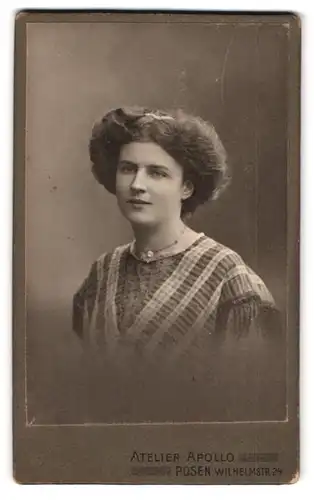 Fotografie Atelier Apollo, Posen, Wilhelmstr. 24, Portrait Brünette Dame mit Vogelnest-Frisur