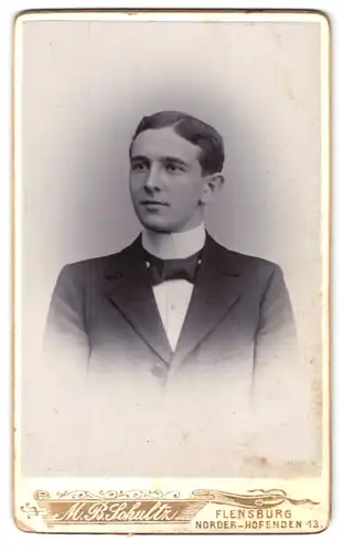 Fotografie M.B. Schultz, Flensburg, Norder-Hofenden 13, Portrait junger Mann trägt eleganten Anzug