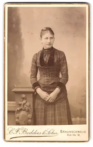 Fotografie C.F. Beddies & Sohn, Braunschweig, Kuhstr. 10, junge Dame trägt Kleid mit Karomuster