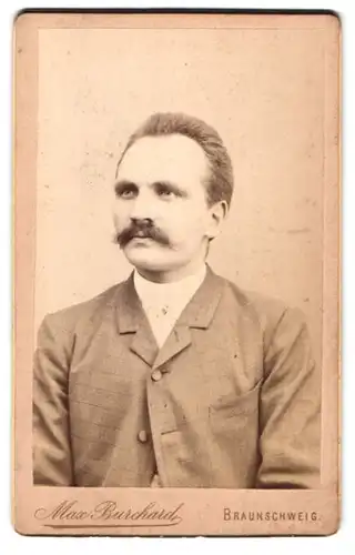 Fotografie Max Burchard, Braunschweig, Friedrich-Wilhelmstr. 13, Portrait Herr mit Schnauzbart im Anzug mit Karomuster
