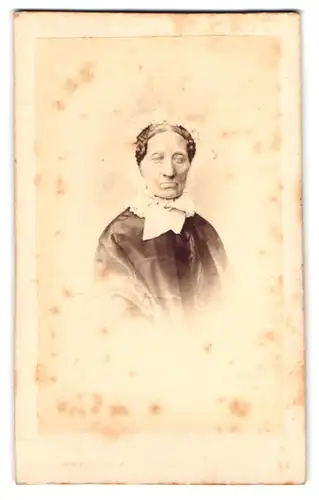 Fotografie Julius Bschille, Berlin, Neue Königsstr. 1a, Portrait grimmige betagte Dame mit Haube