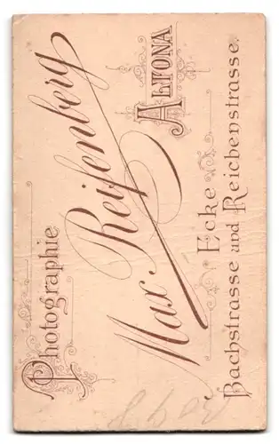 Fotografie Max Reifenberg, Altona, Bachstrasse Ecke Reichenstrasse, junger Mann im Sonntagsanzug