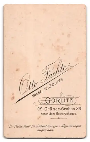 Fotografie Otto Faehte, Görlitz, Grüner-Graben 29, betagtes Paar in Sonntagsbekleidung beim Fotograf