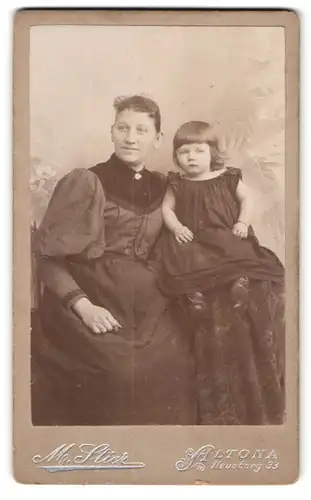 Fotografie M. Stier, Altona, Neueburg 33, Mutter & Tochter im Foto-Atelier