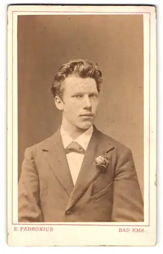 Fotografie E. Fabronius, Bad Ems, junger gut aussehender Mann im Anzug mit Ansteckblume