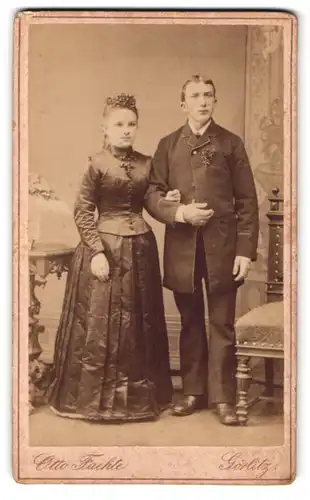 Fotografie Otto Faehte, Görlitz, Grüner Graben 29, junges Brautpaar kurz nach der Hochzeit, Braut im schwarzen Kleid
