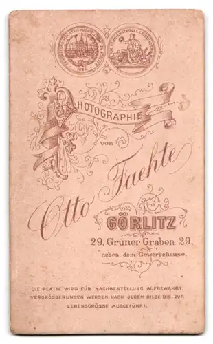Fotografie Otto Faehte, Görlitz, Grüner Graben 29, junges Brautpaar kurz nach der Hochzeit, Braut im schwarzen Kleid