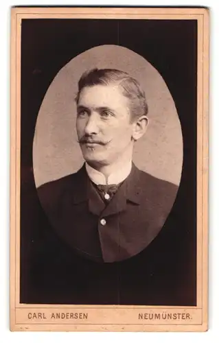 Fotografie Carl Andersen, Neumünster, Fabrikstrasse, Portrait Herr mit Schnauzbart