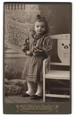 Fotografie Bruno Wendsche, Dresden-N, Leipzigerstrasse 58, Portrait kleines Mädchen im karierten Kleid