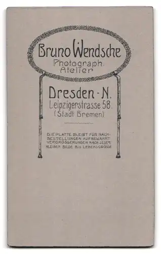 Fotografie Bruno Wendsche, Dresden-N, Leipzigerstrasse 58, Portrait kleines Mädchen im karierten Kleid