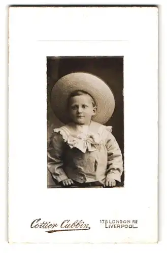 Fotografie Cottier Cubbin, Liverpool, 175 London Rd., Portrait Willi in hübscher Kleidung mit Strohhut