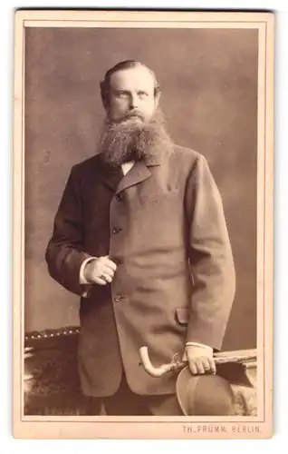 Fotografie Th. Prümm, Berlin, Portrait modisch gekleideter Herr mit Bart