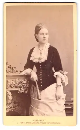 Fotografie W. Höffert, Dresden, See-Strasse 10, Portrait junge Dame in hübscher Kleidung mit Fächer