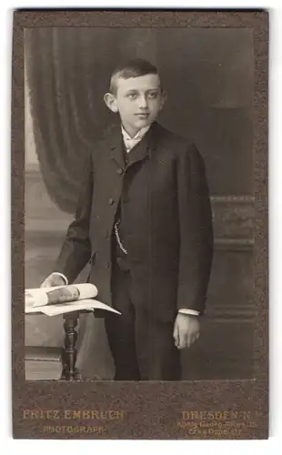 Fotografie Fritz Embruch, Dresden-N, König Georg-Allee 15, Portrait halbwüchsiger Knabe im Anzug mit Zeitung