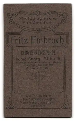 Fotografie Fritz Embruch, Dresden-N, König Georg-Allee 15, Portrait halbwüchsiger Knabe im Anzug mit Zeitung