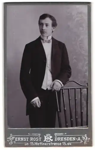 Fotografie Ernst Rost, Dresden-A, Wettinerstrasse 15, Portrait junger Herr in eleganter Kleidung