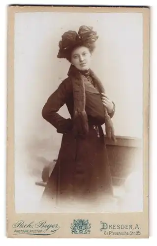 Fotografie Rich. Beyer, Dresden-A, Gr. Plauensche-Strasse 35, Portrait junge Dame in modischer Kleidung