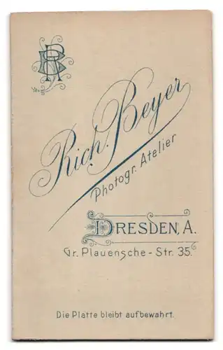 Fotografie Rich. Beyer, Dresden-A, Gr. Plauensche-Strasse 35, Portrait junge Dame in modischer Kleidung