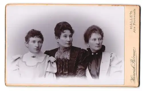 Fotografie H. Börner, Halle a /S., Alte Promenade, Portrait drei bürgerliche Damen in modischen Kleidern