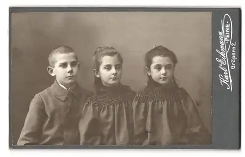 Fotografie Karl Eikmann, Peine, Gröpern 2, Portrait hübscher Knabe mit zwei Mädchen in zeitgenössischer Kleidung